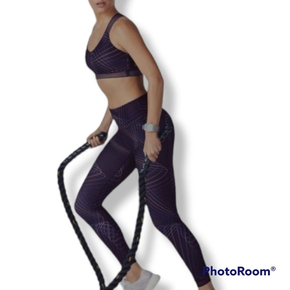 Fabletics leggings 7/8 capris and matching bra. - Picture 3 of 4